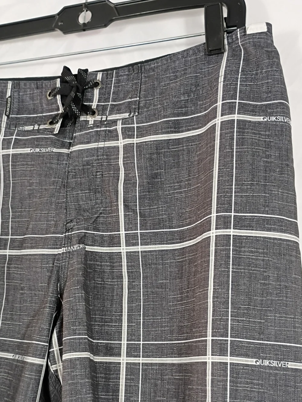 NWOT Quiksilver Men’s Black Plaid Boardshorts Size 34x21 Summer Swim